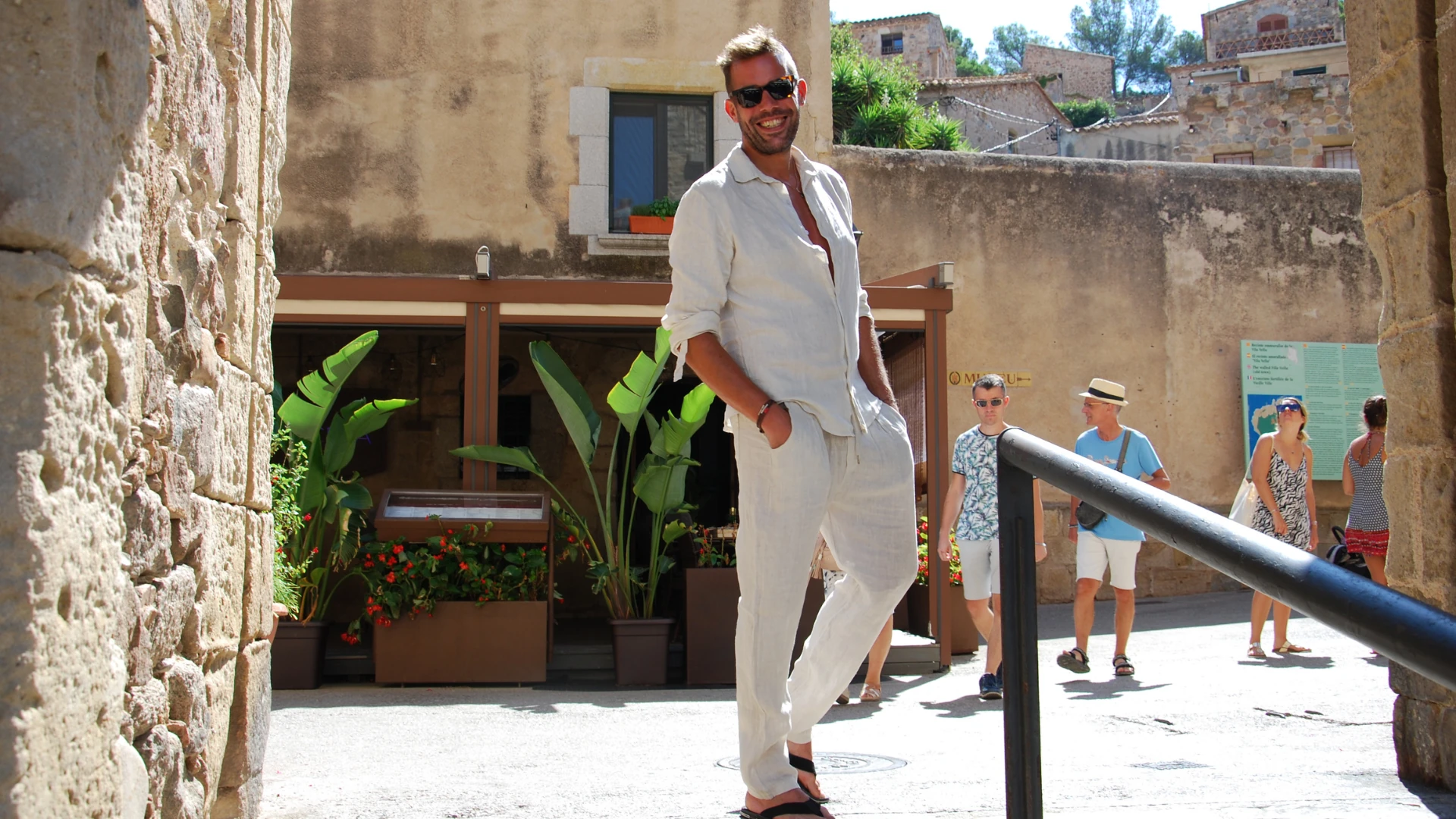 Lars Brunnhoff smiling in the sun, inviting people to discover his story on the Meet Lars page