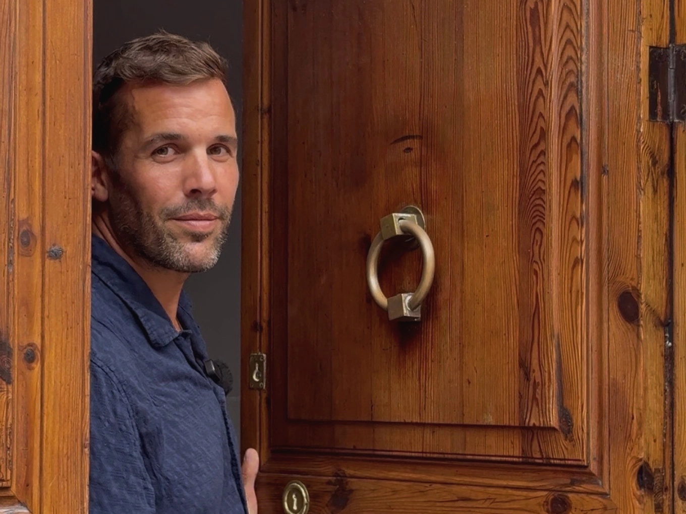 Lars Brunnhoff at the entrance to a private home, providing luxury villa oversight in Mallorca.